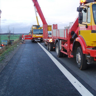 Ladungsbergung auf der A 1 vor der Anschlußstelle Euskirchen 