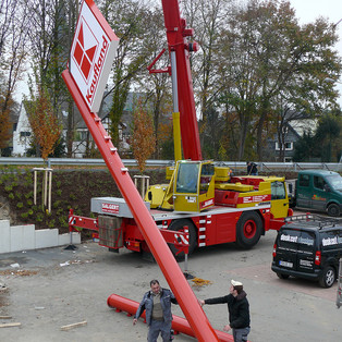 Montage von Werbeschildern, Lohmar (Foto: www.lohmar.info)
