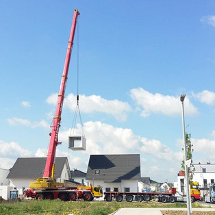 LTM 1220 beim Heben einer Betonfertiggarage