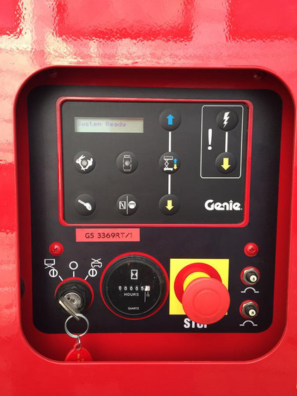 Salgert Arbeitsbühnenverleih: Selbstfahrende Scheren-Arbeitsbühne Genie GS-3369 RT - Bedienpult unten