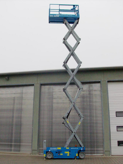 Salgert Arbeitsbühnenverleih: Selbstfahrende Scheren-Arbeitsbühne Genie GS-3232