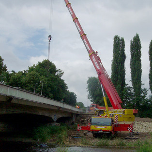 Heben einer Behelfsbrücke (30 to.) über die Rur in Düren