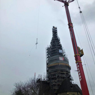 Heben des Kirchturmkreuzes mit dem MK 140 in Welling