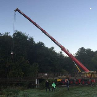 Heben von Lölsberger Steg über die Agger mit dem LTM 1130 in Overath