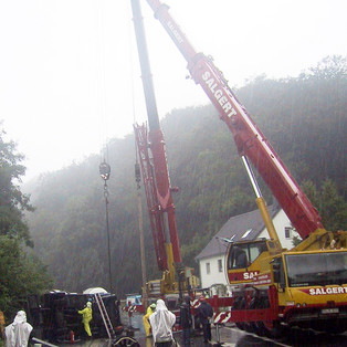 Bergung eines Gastransporters auf der Bröltalstraße B 478, Höhe Ingersau 