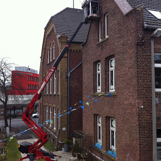 DINO 180 XTC im Einsatz zur Dachreparatur
