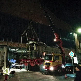 Heben der Film-Lokomotive "EMMA" aus dem Film: Jim Knopf und Lukas der Lokomotivführer mit dem PK 92