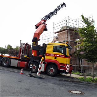 Heben von Bauholz mit dem PK 92 mit Straßensperrung