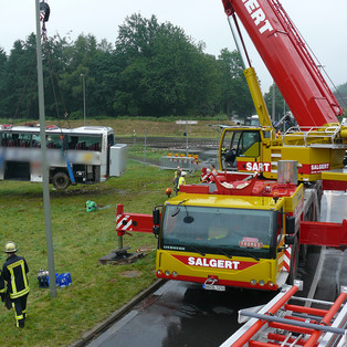 Heben eines havarierten Reisebusses  (Foto: www.lohmar.info)