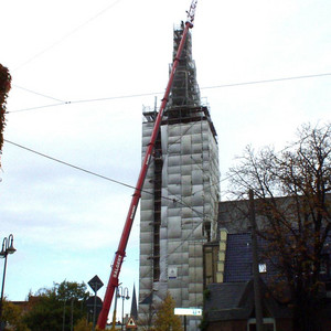 Aufsetzen des neuen Wetterhahns auf 80 m Turm der Herz-Jesu-Kirche Euskirchen 