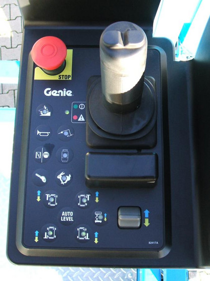 Salgert Arbeitsbühnenverleih: Selbstfahrende Scheren-Arbeitsbühne Genie GS-5390 RT Bedienpult