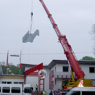 Heben einer Stahltreppe 4,5 to in Köln am Geisbockheim