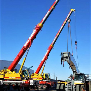 Heben eines 42 to Containerstaplers mit dem LTF 1060 und den LTM 1095