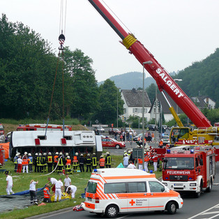 Heben eines havarierten Reisebusses  (Foto: www.lohmar.info)