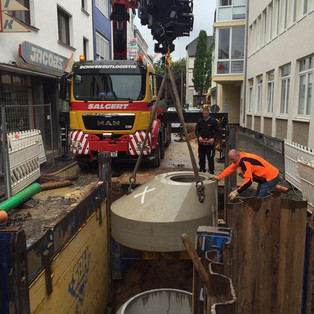 PK 92000 beim Heben von Schachtelementen in Euskirchen