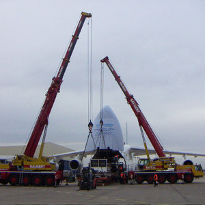 Verladung von zwei 40 to. schweren High Loadern in eine Antonov auf dem Flughafen Köln/Bonn 