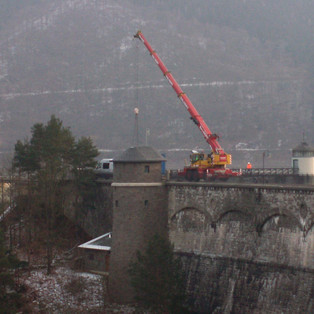 Heben von Tauchequipment auf der Staumauer der Rufttalsperre  