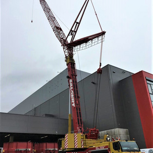 Heben von Material mit dem LTM 1300-6.2 mit 56 m Wippspitze