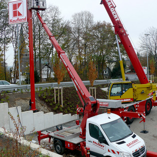 Montage von Werbeschildern, Lohmar (Foto: www.lohmar.info)